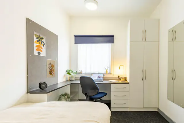 4 Bed Ensuite room image 1