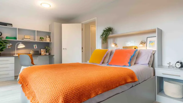 Silver One Bed Apartment Plus room image 1