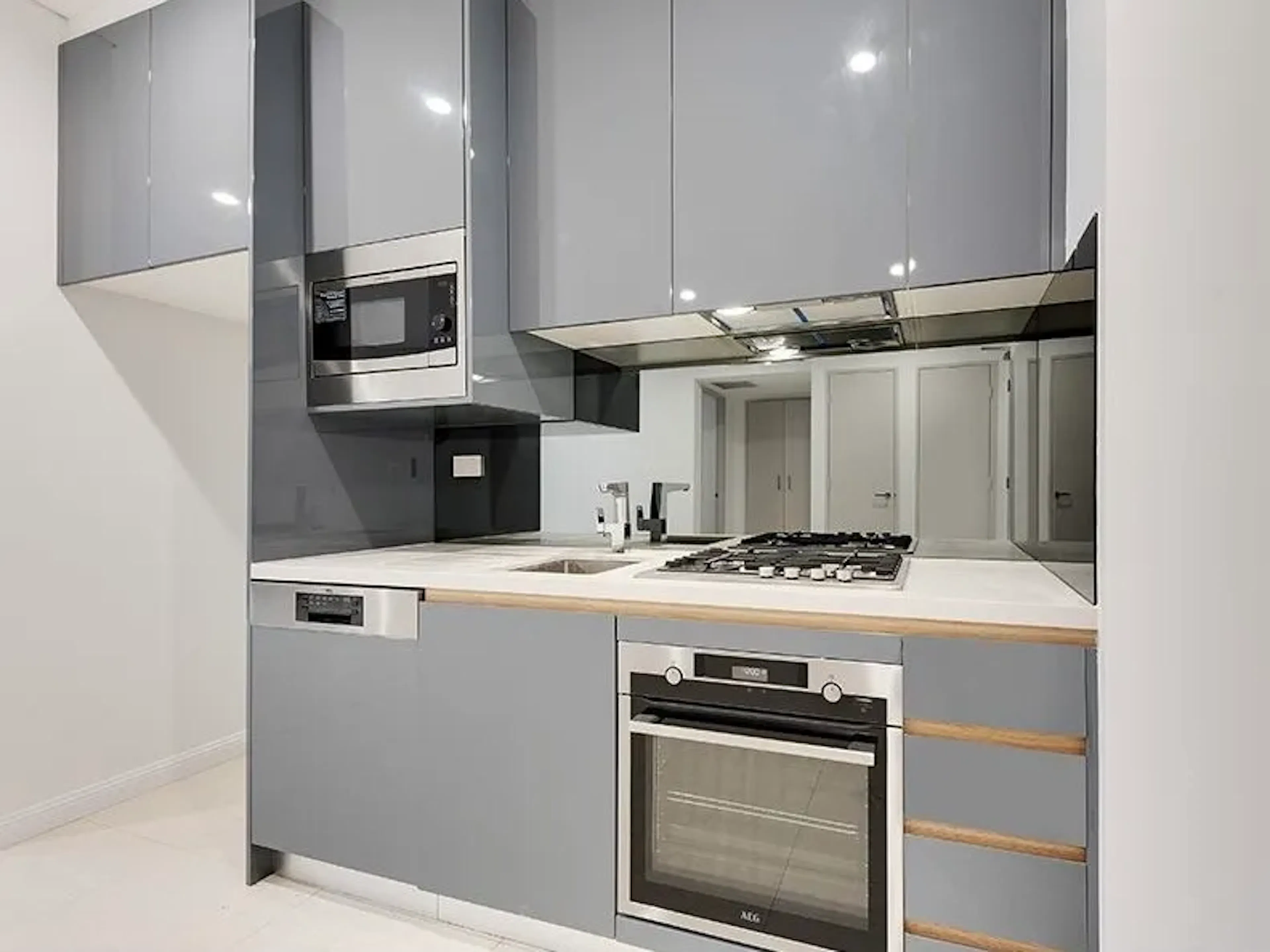 1 Bedroom, 1 Bathroom Apartment KITCHEN 1