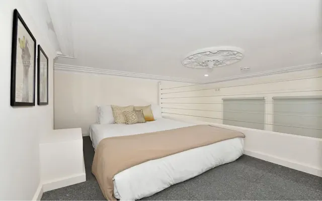 Studio 1 room image 1