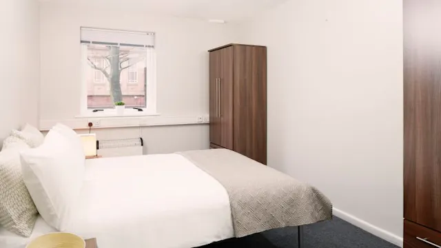 Gold One Bed Apartment room image 1
