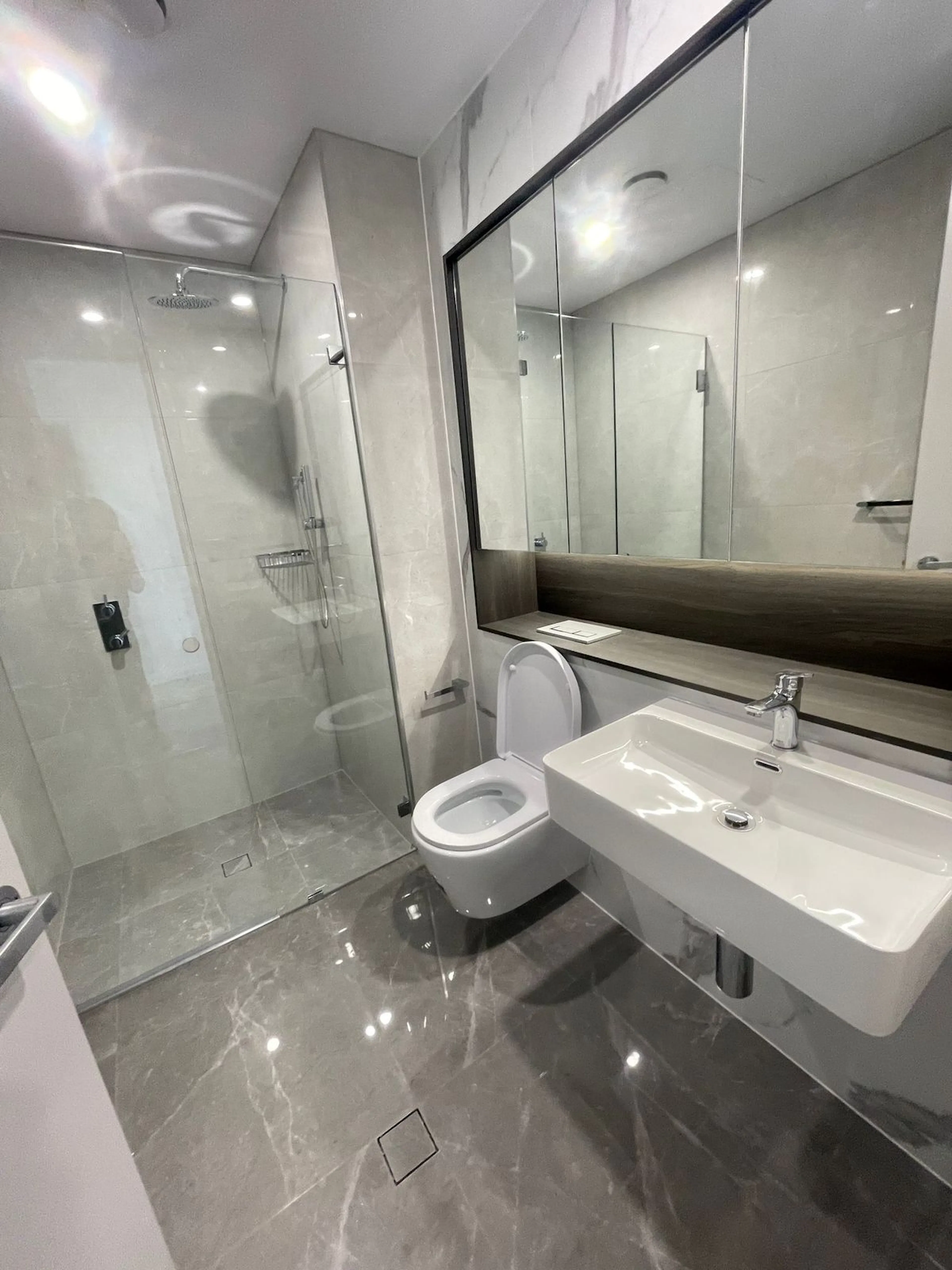 1 Bedroom, 1 Bathroom Apartment BATHROOM 3