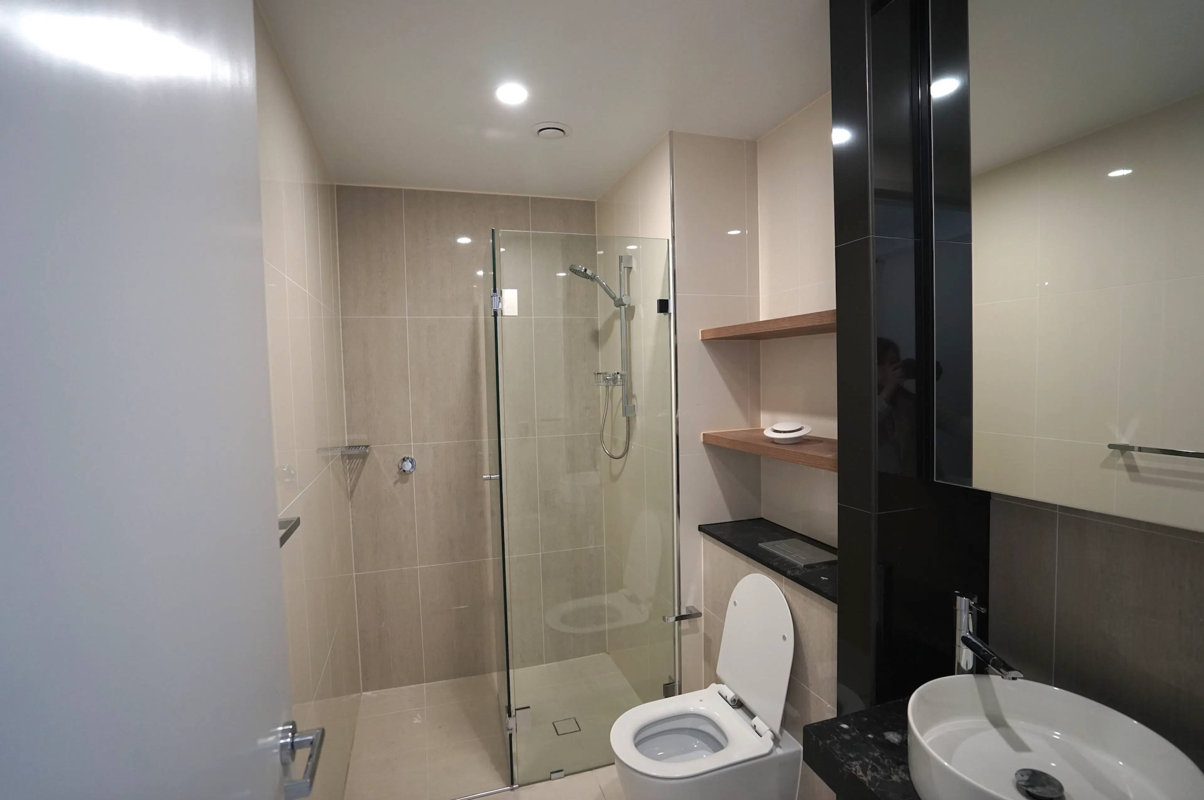 1 Bedroom, 1 Bathroom Apartment BATHROOM 2