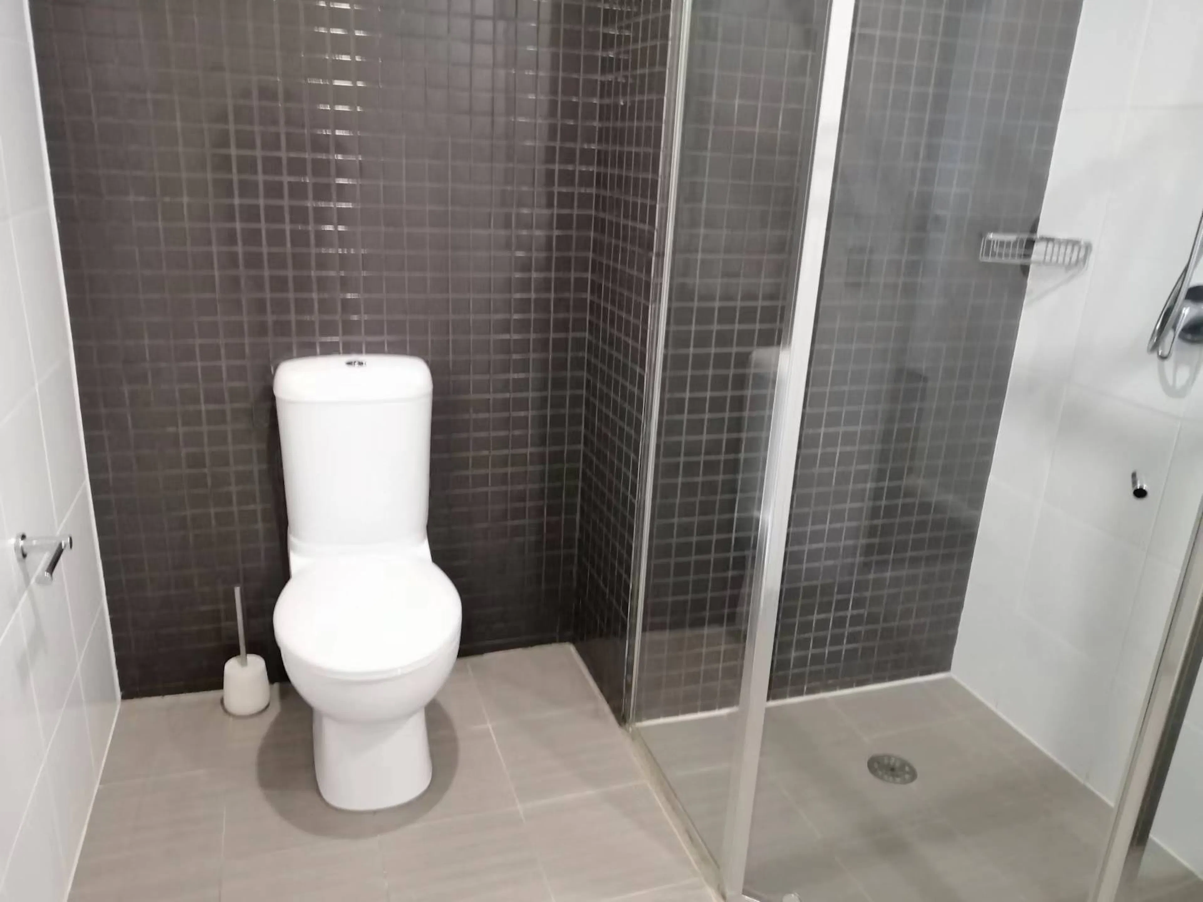 1 Bedroom, 1 Bathroom Apartment BATHROOM 2