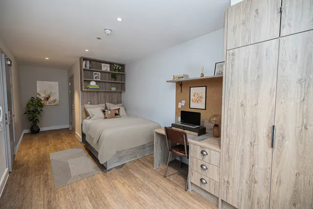 Diamond Ensuite Lower room image 2