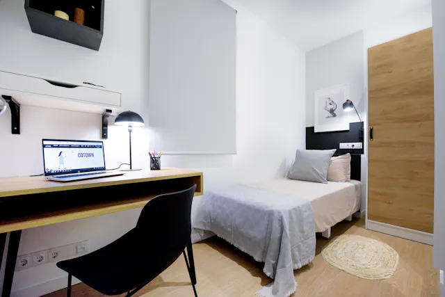 Single economy room image 1