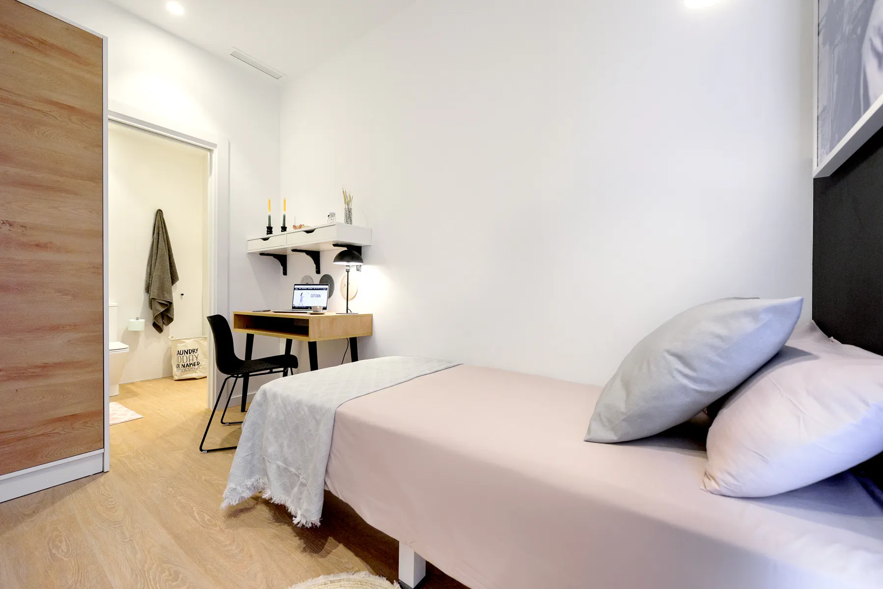 Single standard with ensuite bathroom ROOM 2