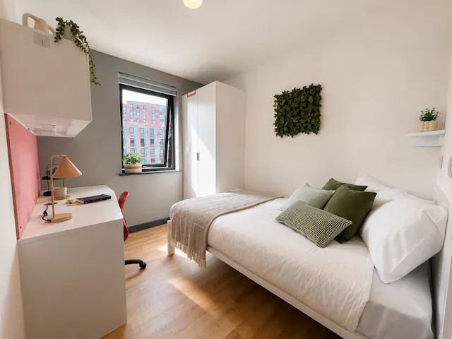 9 Bed En-suite room image 2