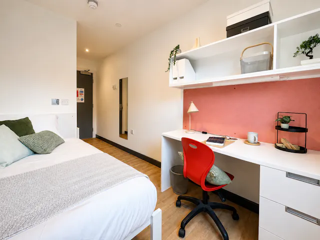 6 Bed En-suite room image 3