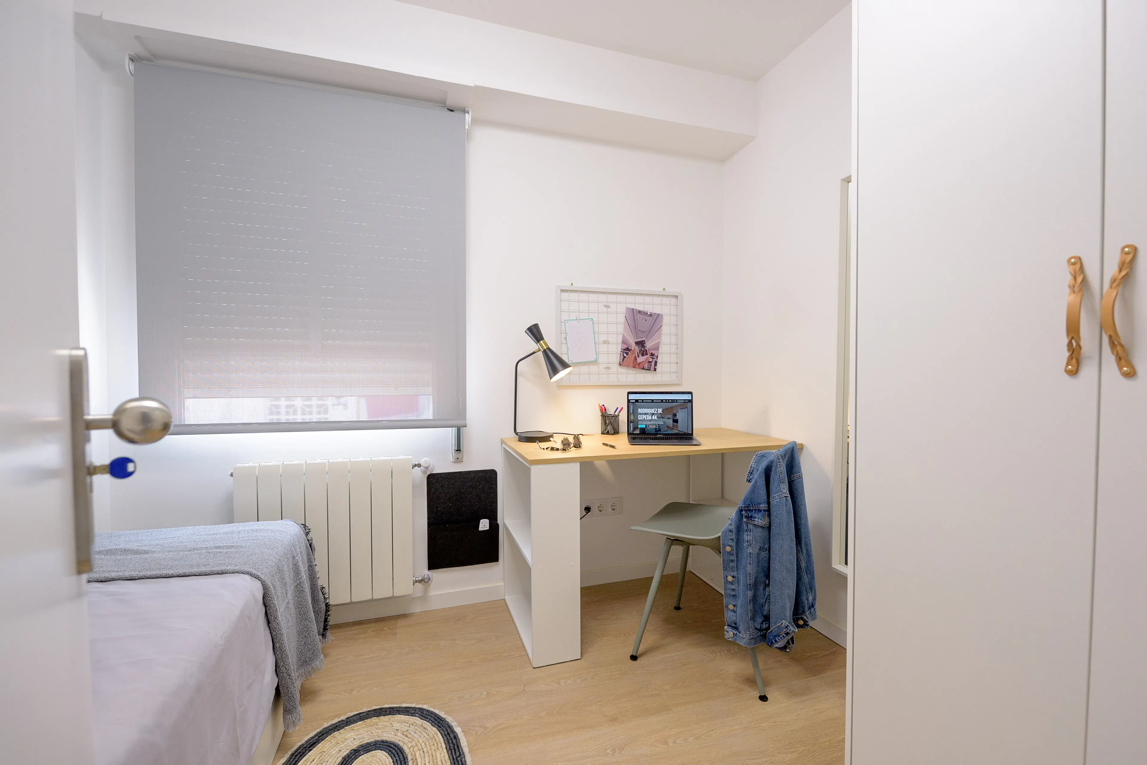 Single economy ROOM 1