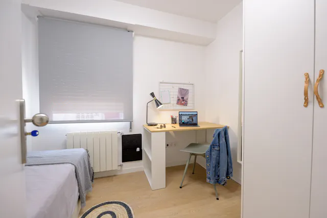 Single economy room image 2