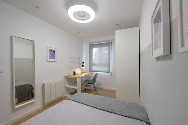 Single standard with ensuite bathroom room image 2
