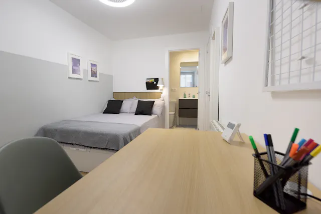 Single standard with ensuite bathroom room image 1