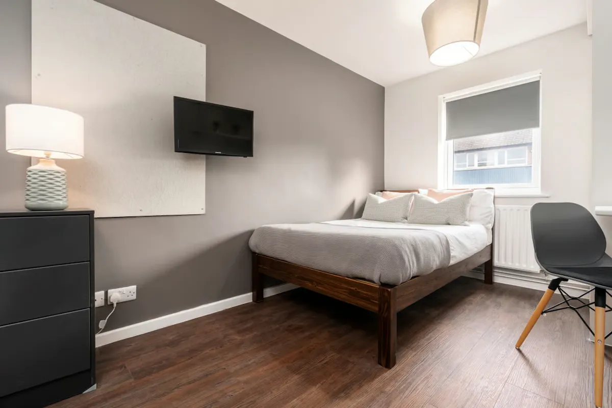 Flat 2, 6 Bedroom Apartment ROOM