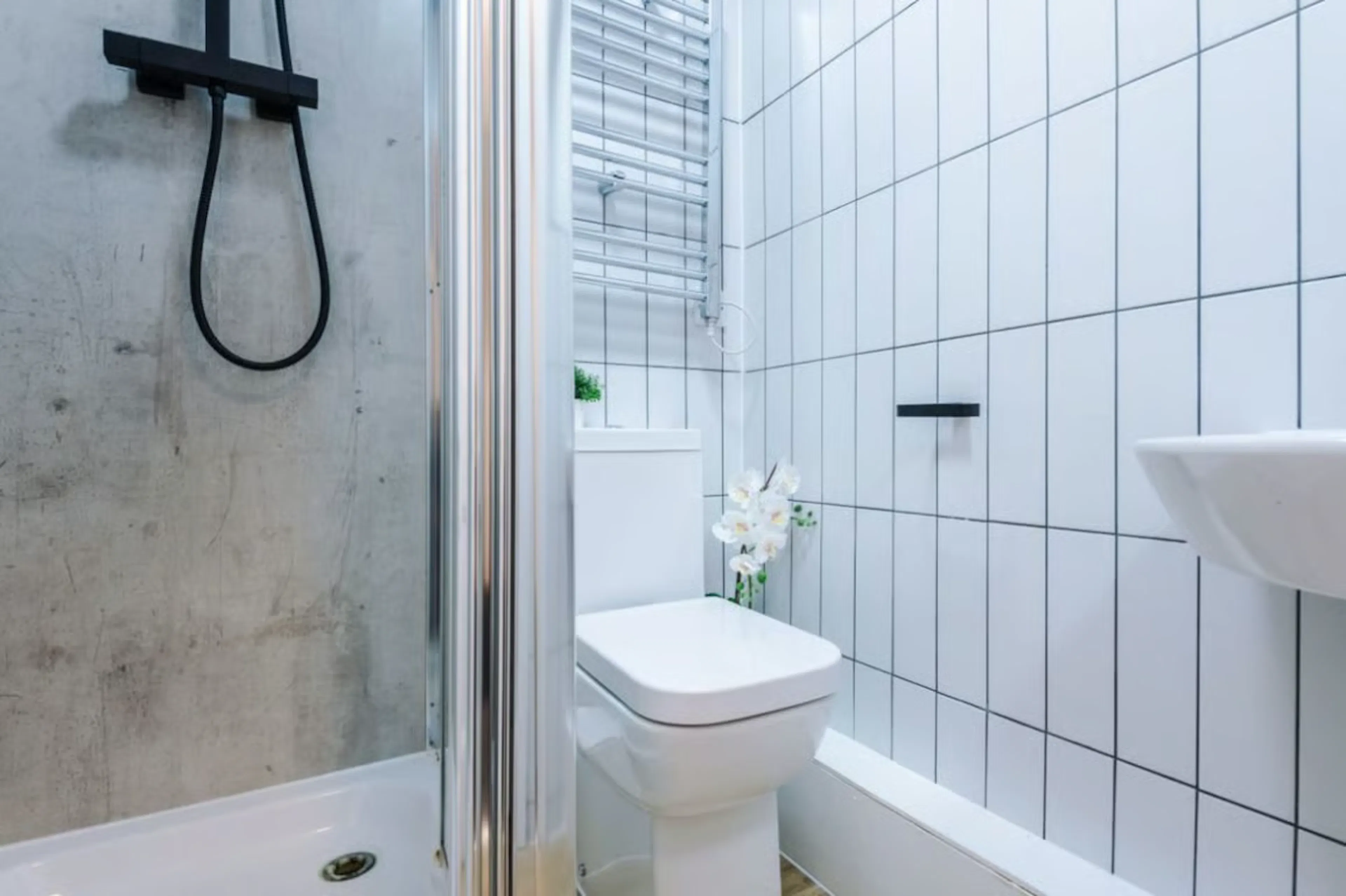 6 Bedroom Apartment BATHROOM 3