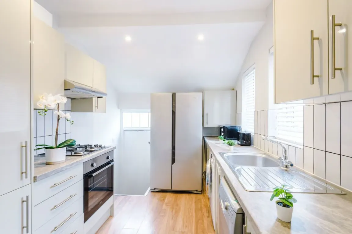 6 Bedroom Apartment KITCHEN 2