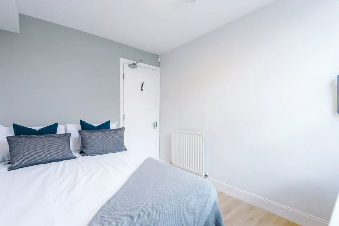 6 Bedroom Apartment ROOM