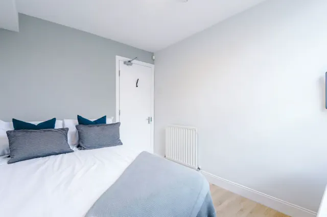 6 Bedroom Apartment room image 1