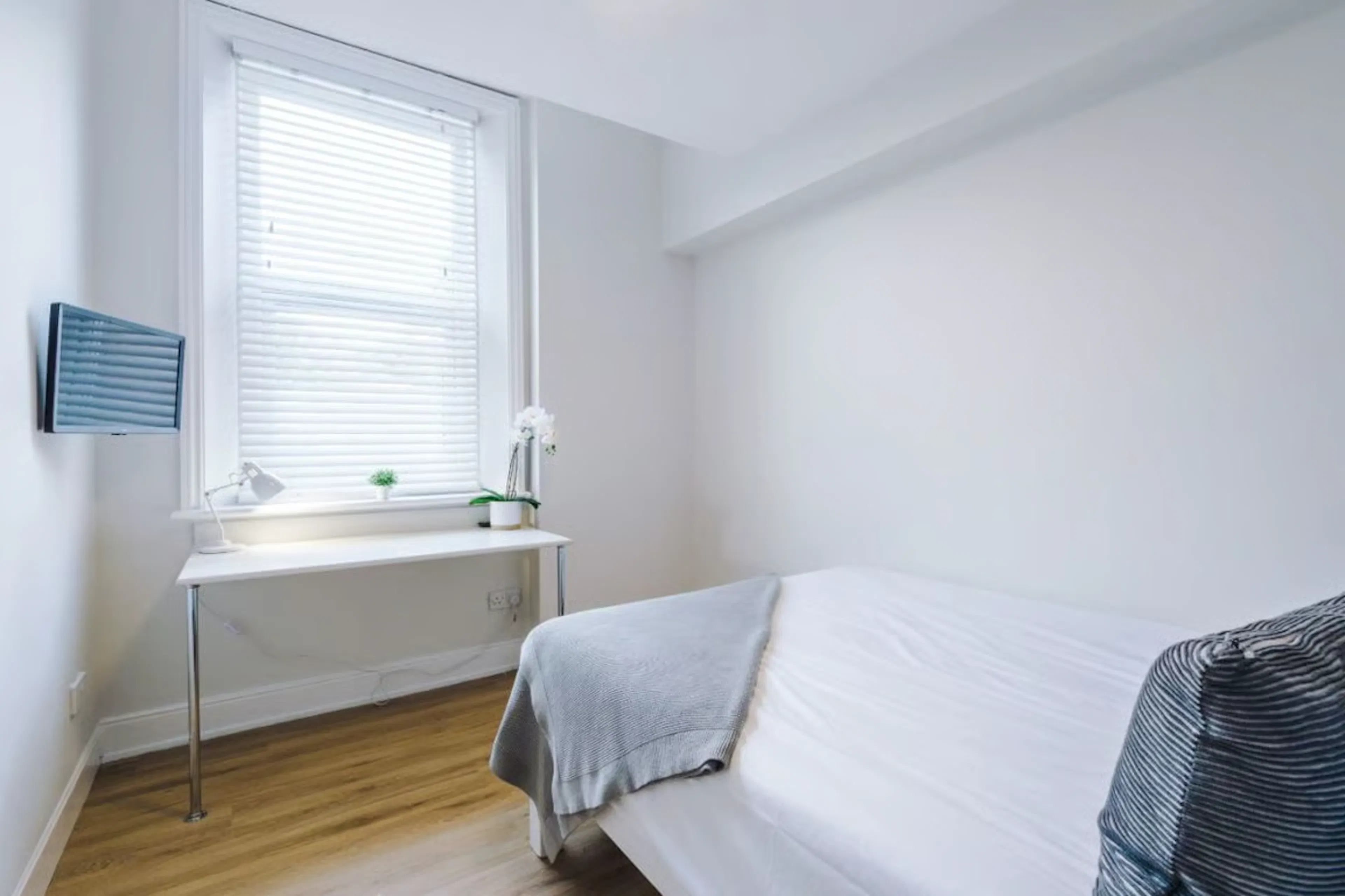 6 Bedroom Apartment ROOM 1