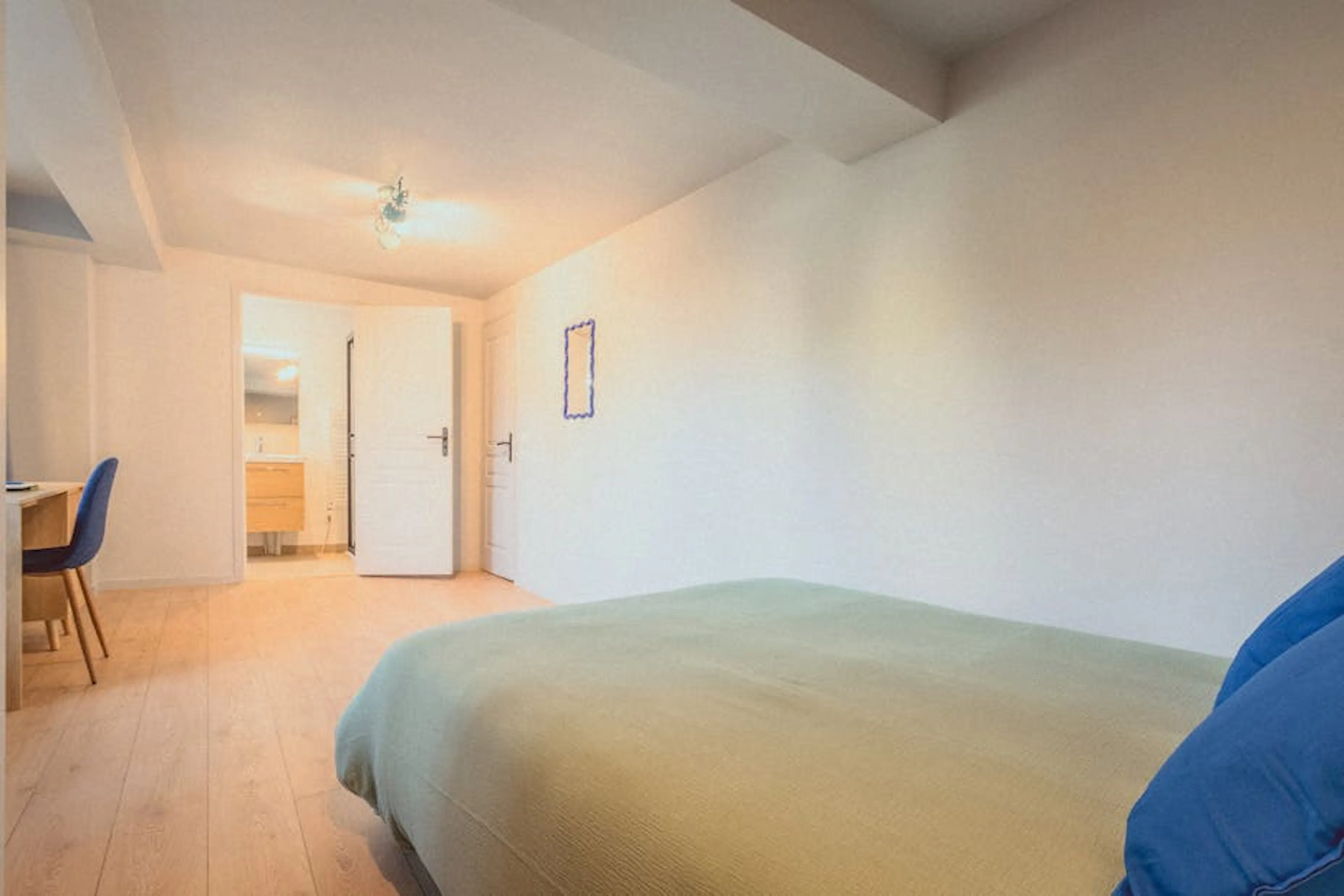 Non-Ensuite Rooms ROOM 2