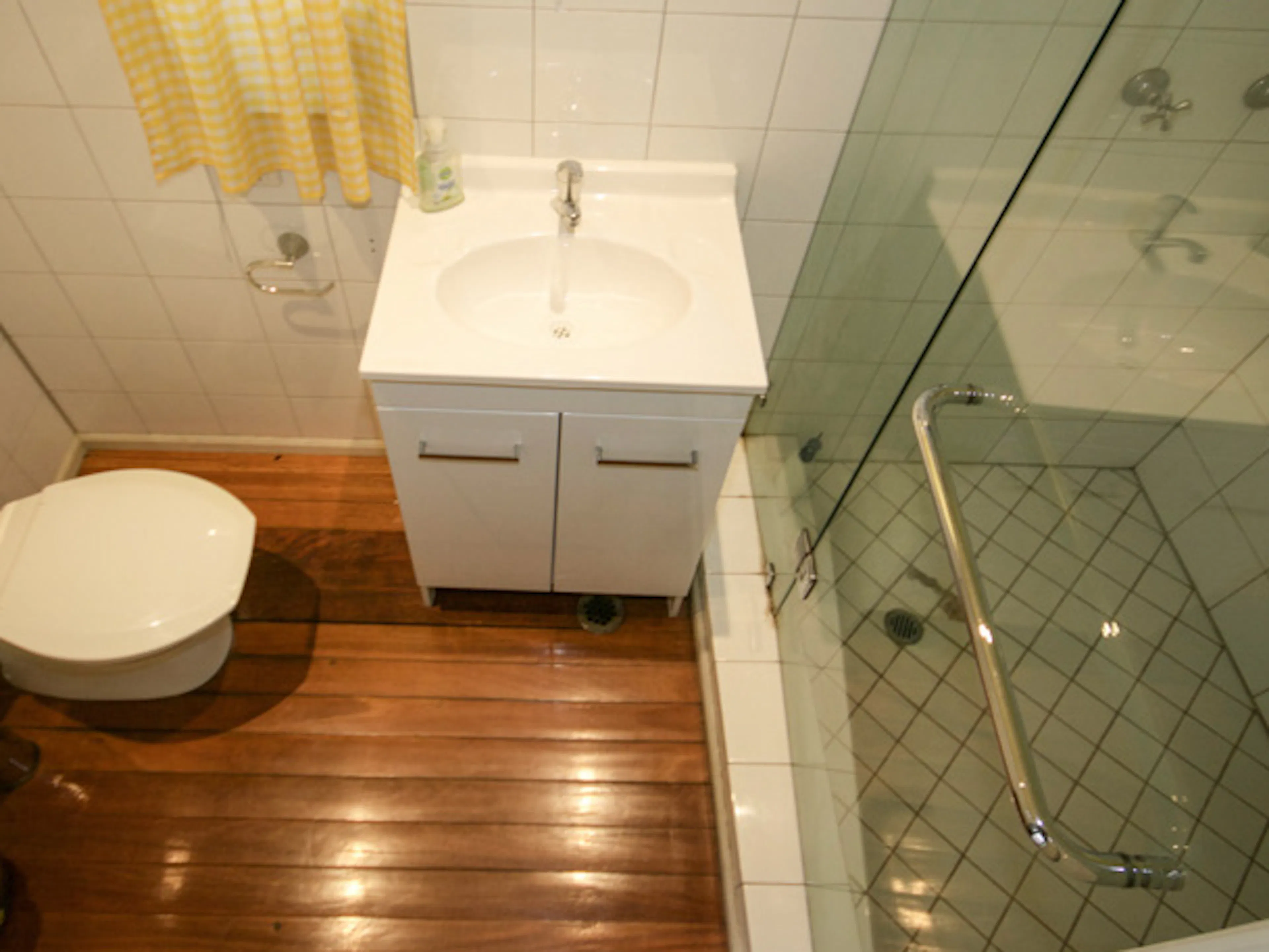 Refreshing Single Room BATHROOM 2