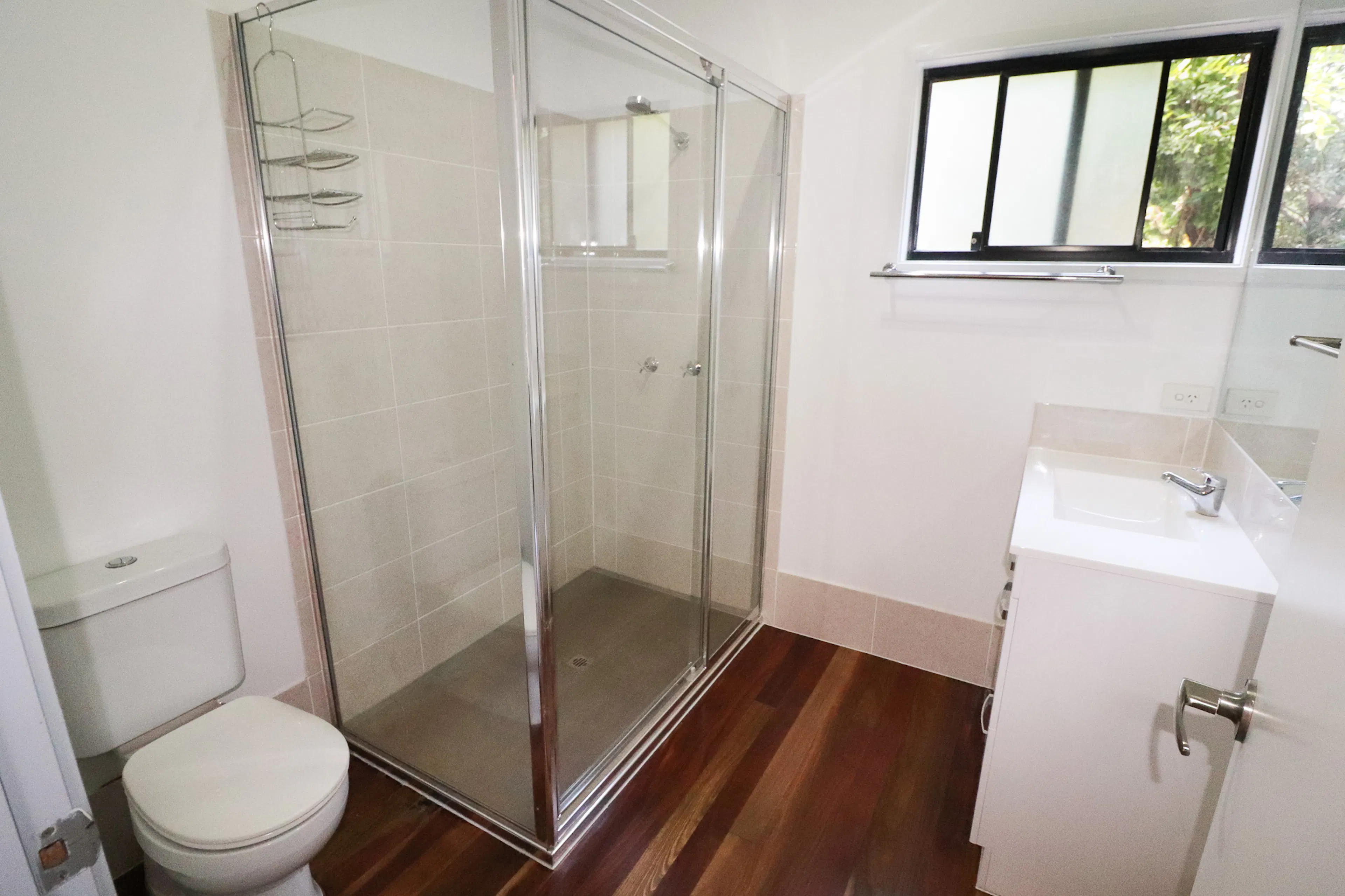Spacious Room BATHROOM 2