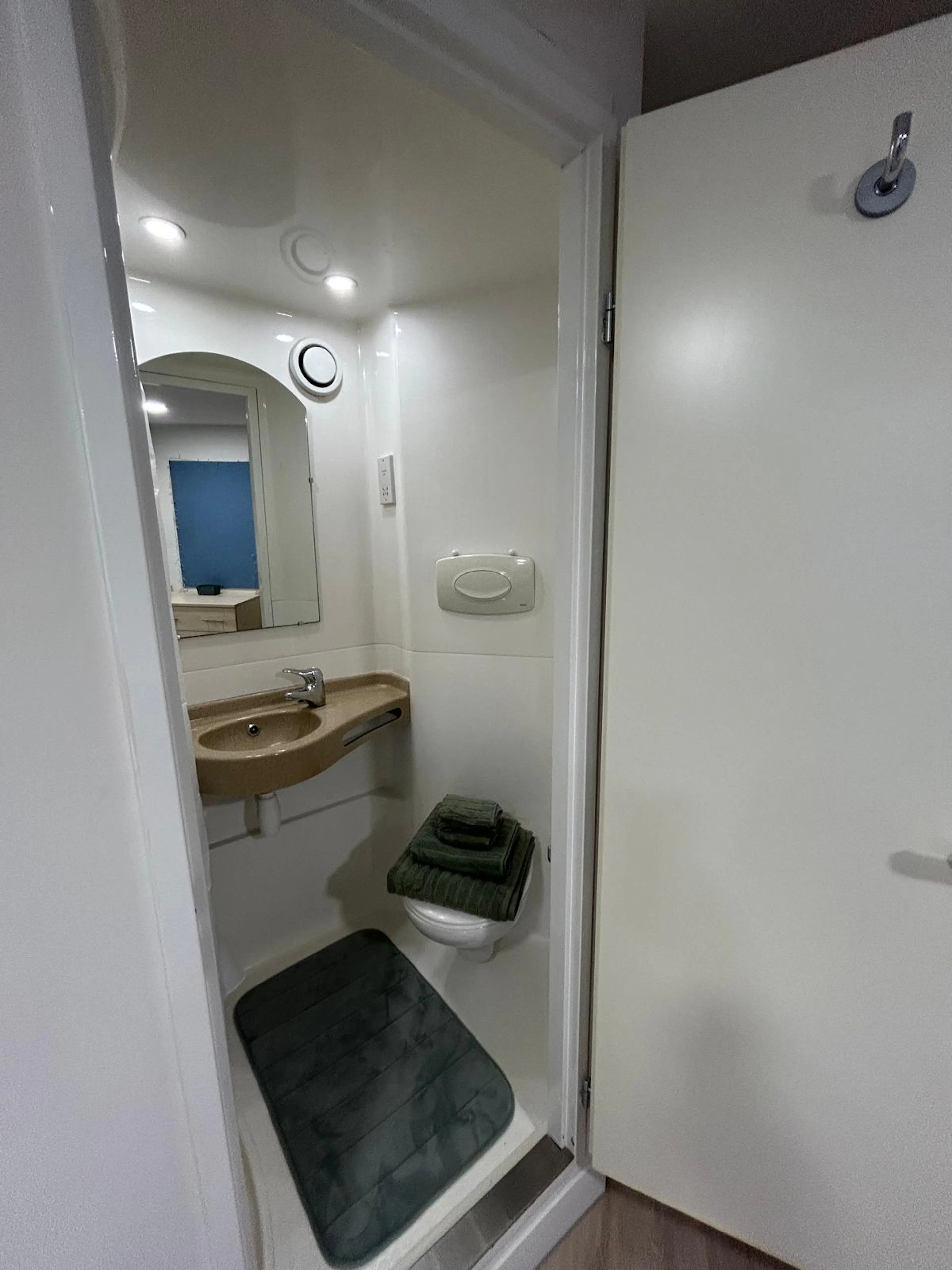 Studio BATHROOM 2