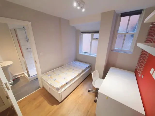 Budget Ensuite room image 3