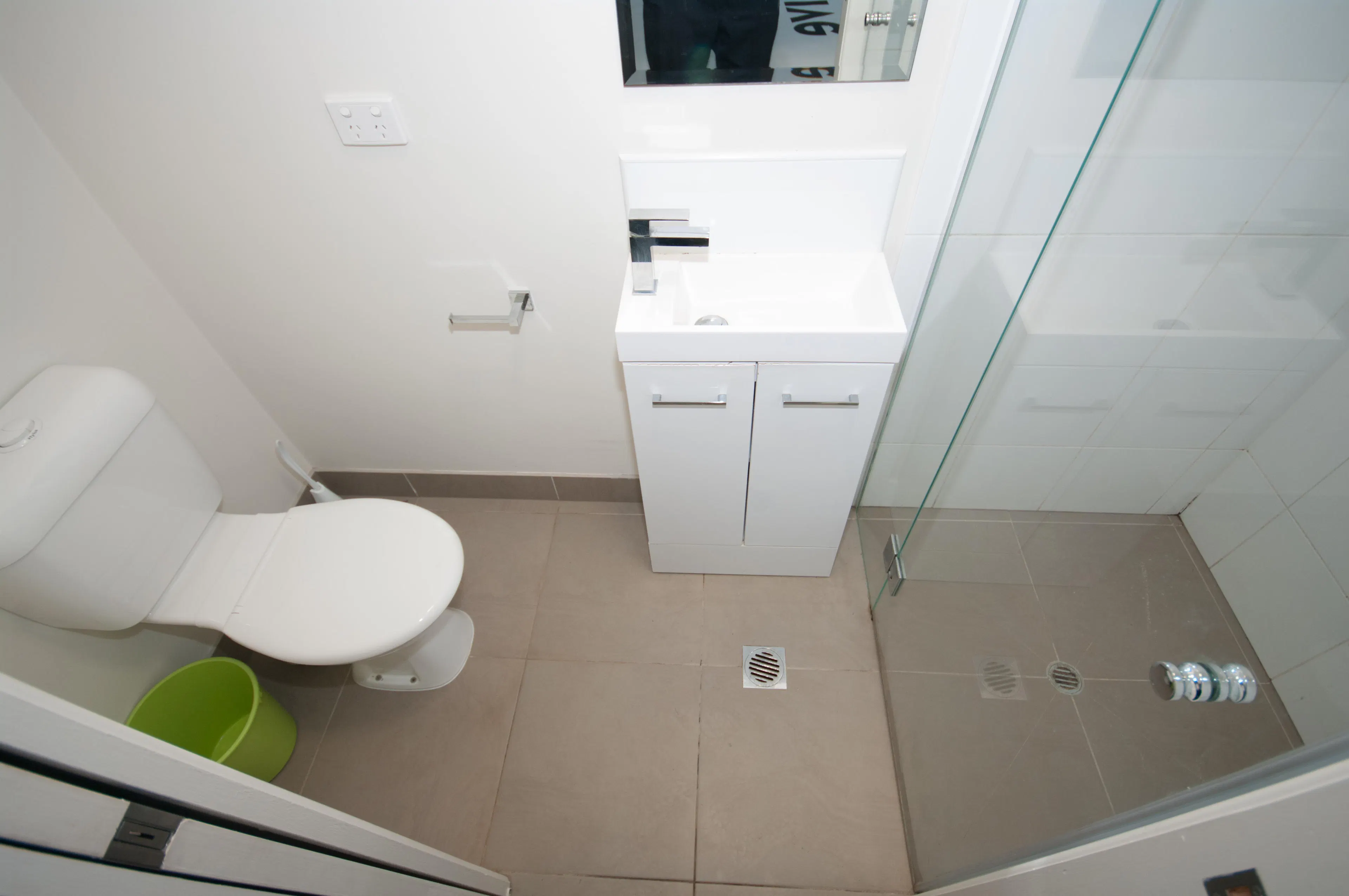 Modern Ensuite Room BATHROOM 3