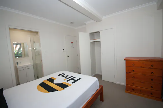 Modern Ensuite Room room image 3