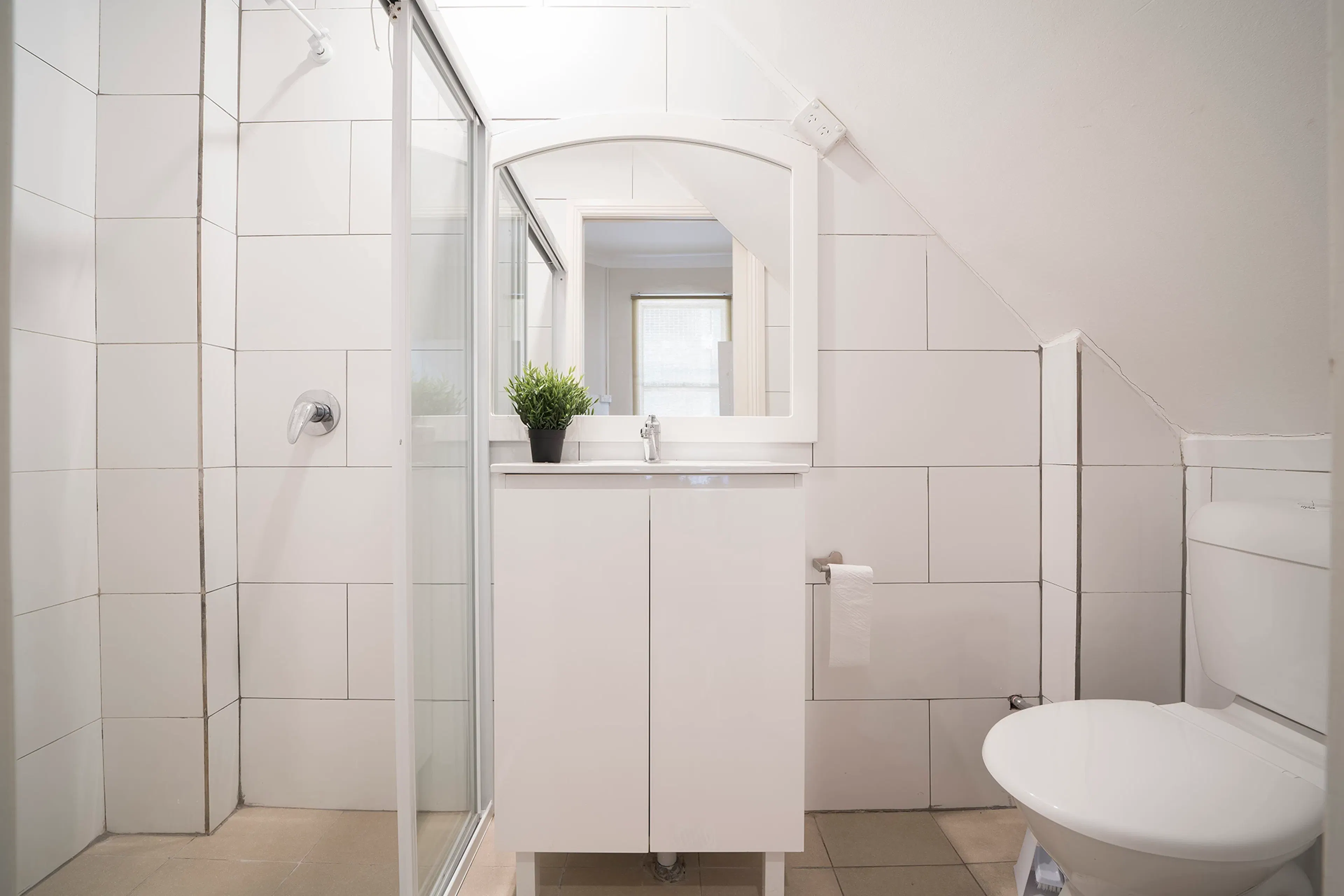 Room 4 Standard BATHROOM 2