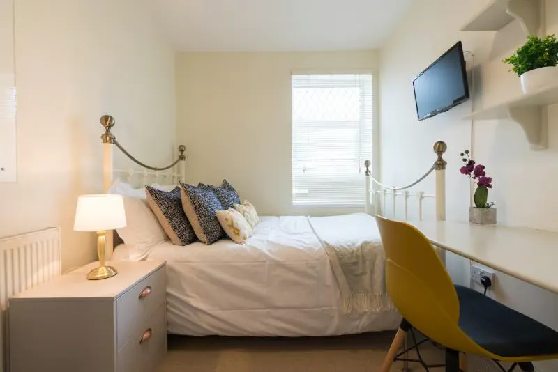 7 Bedroom Apartment ROOM 1
