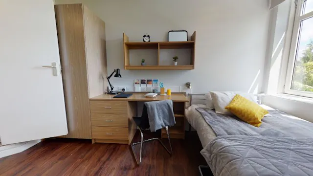 Silver En Suite room image 2