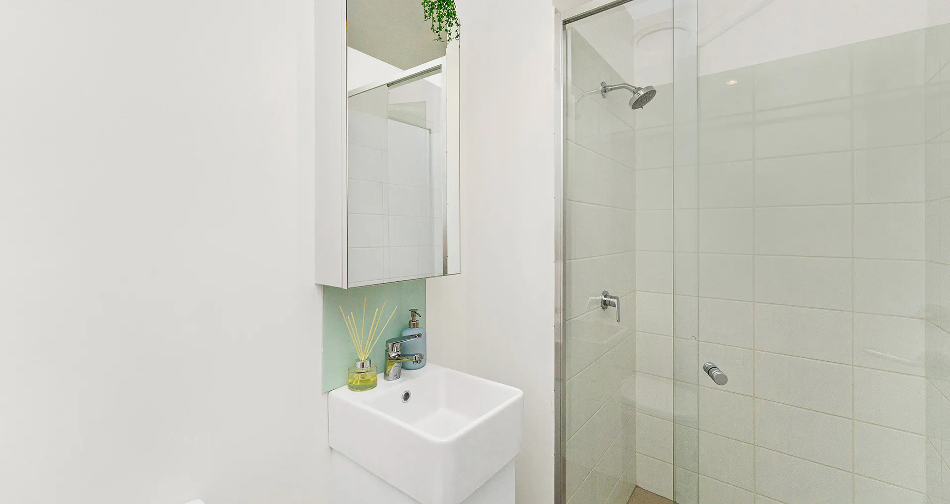2 Bed Saver Apartment BATHROOM 2