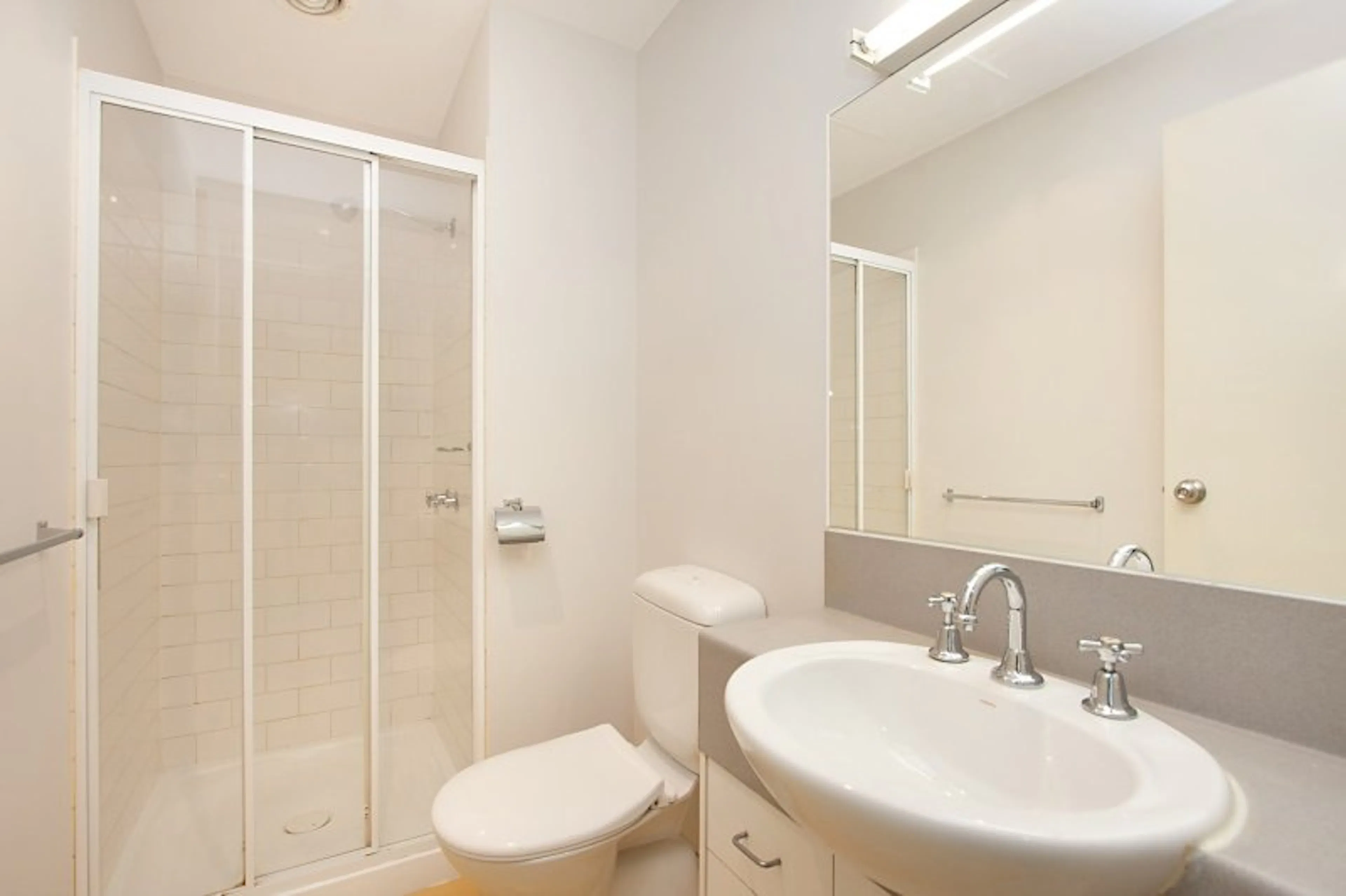 2 Bed Apartment - Large BATHROOM 2