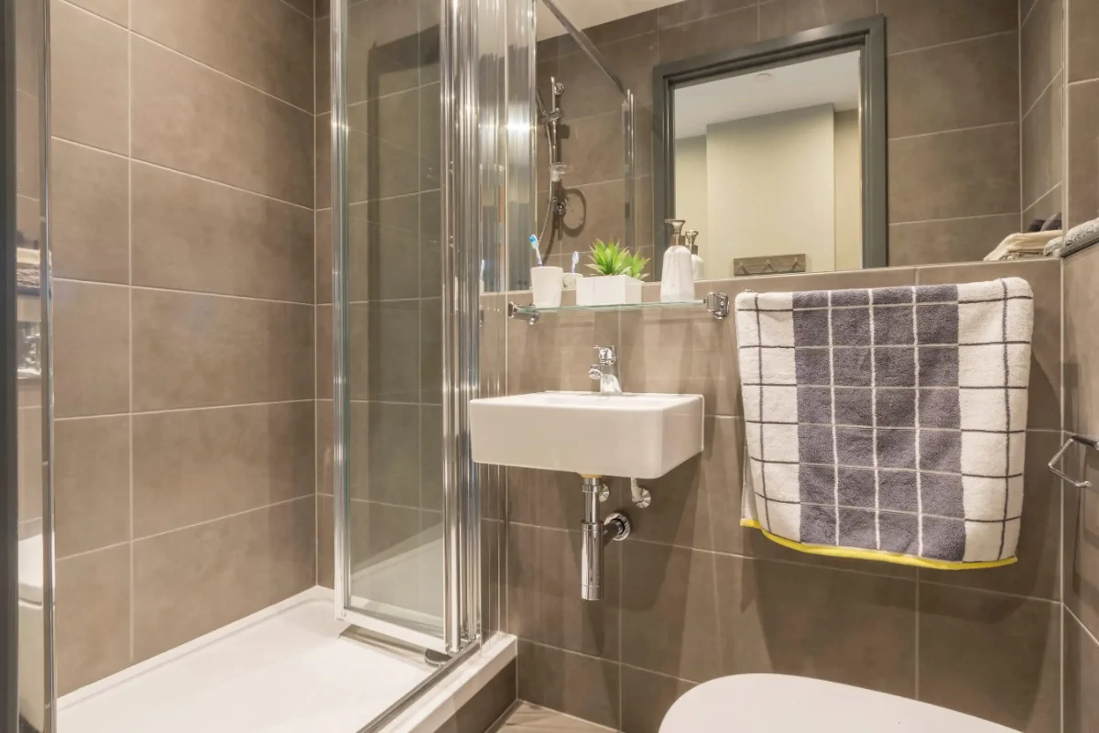2 Bedroom Apartment BATHROOM 4