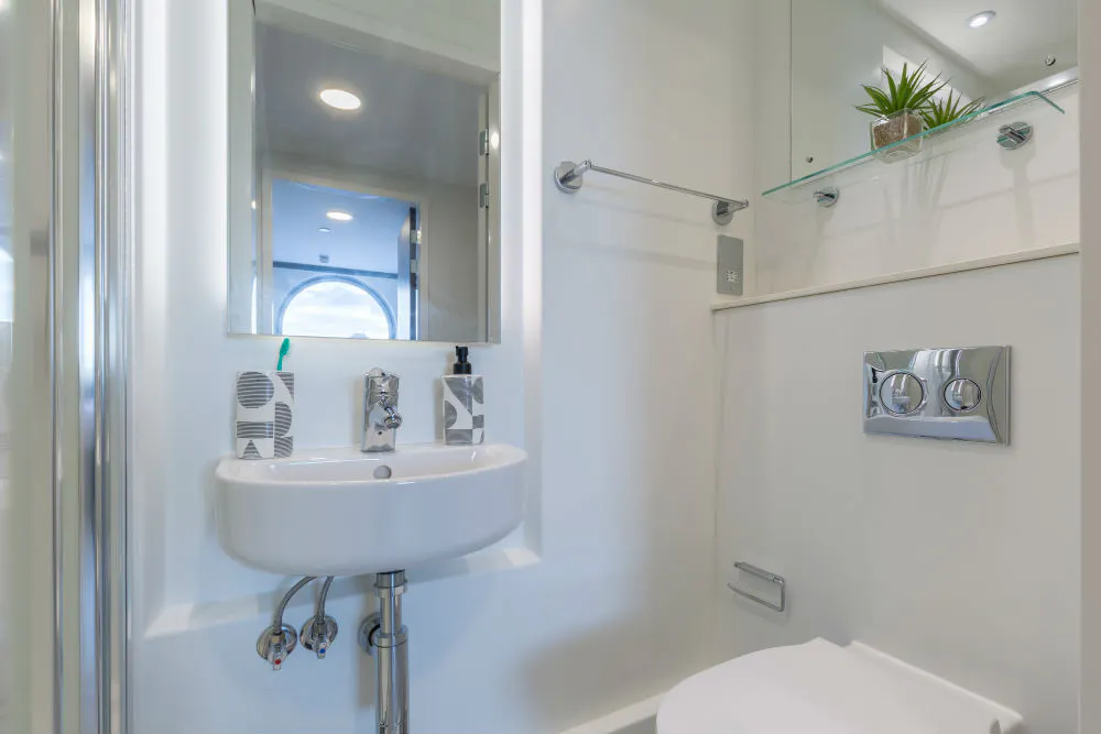 2 Bed Apartment BATHROOM 2