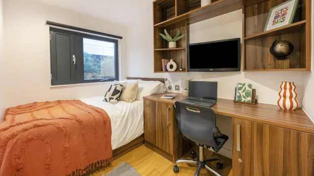 2 Bed En-Suite Flat room image 1