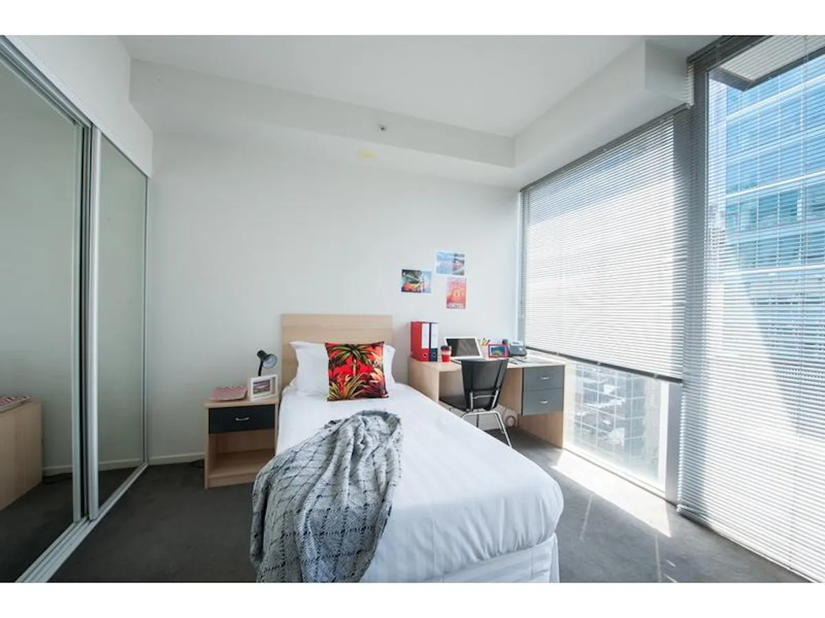 2 Bedroom Apartment - Large High Level ROOM