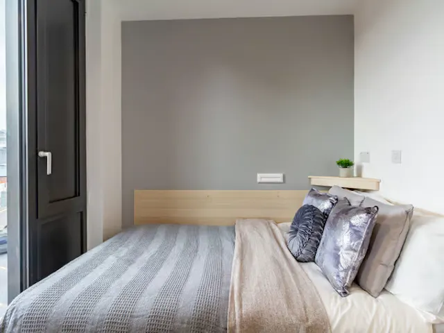 Classic 4 Bed Ensuite room image 1