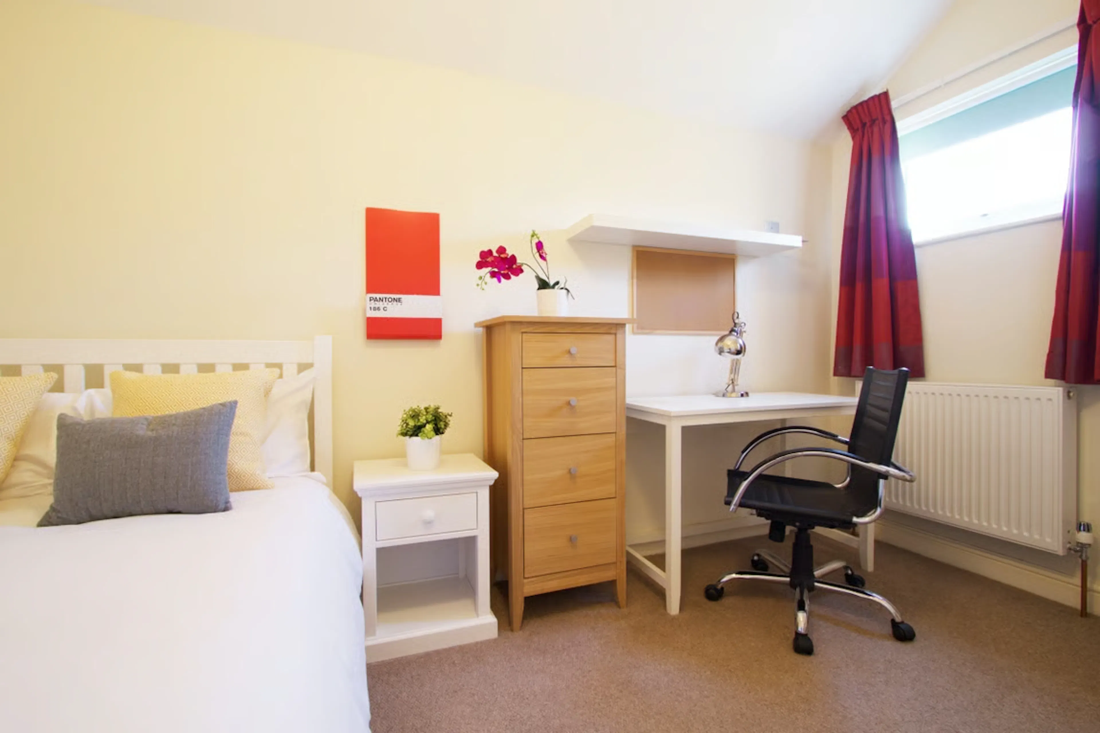6 Bedroom Apartment ROOM 1