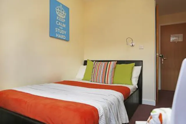 Classic En-Suite Tallis Court room image 2