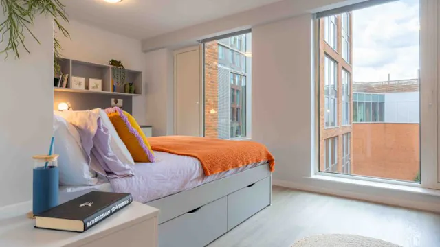 Silver One Bed Apartment Plus room image 2