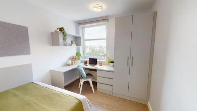 Silver Studio room image 2