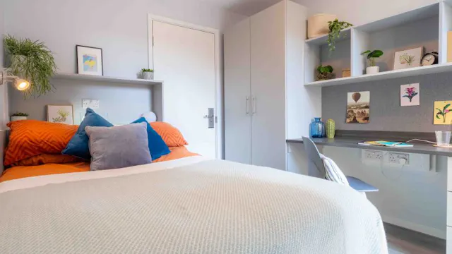 Bronze Two Bed Apartment Plus room image 2