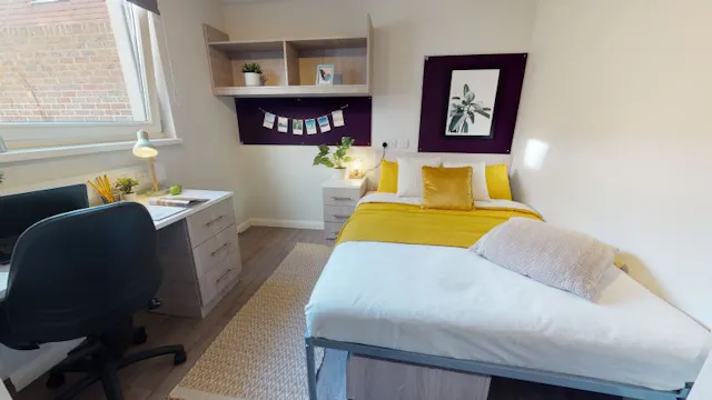 En-suite room image 2