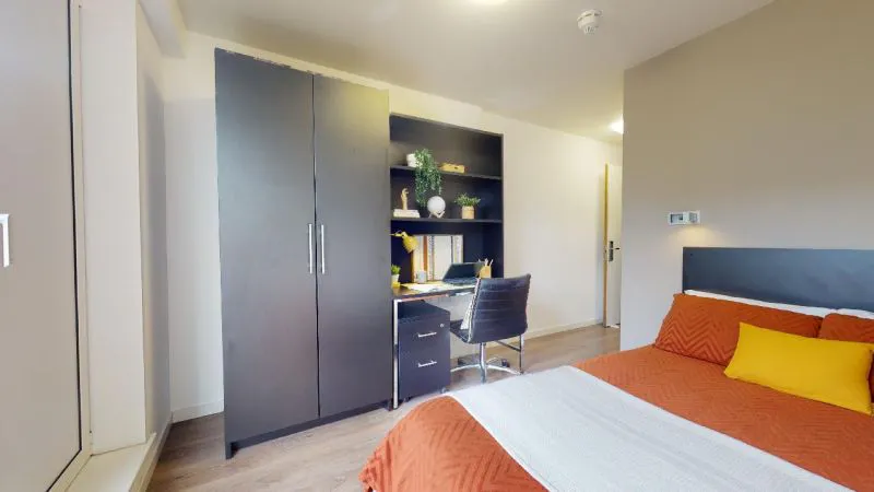 Bronze En Suite
