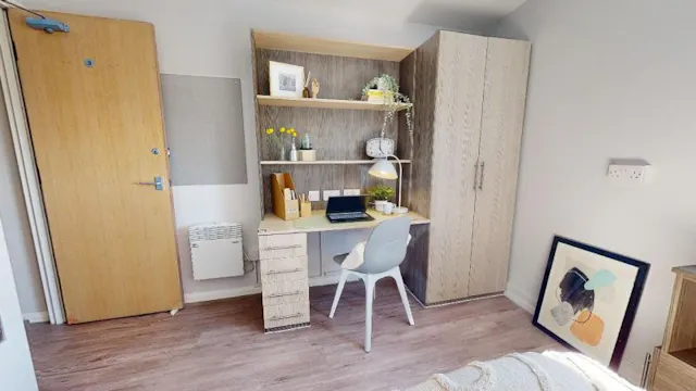 Bronze Three Bed Apartment room image 2