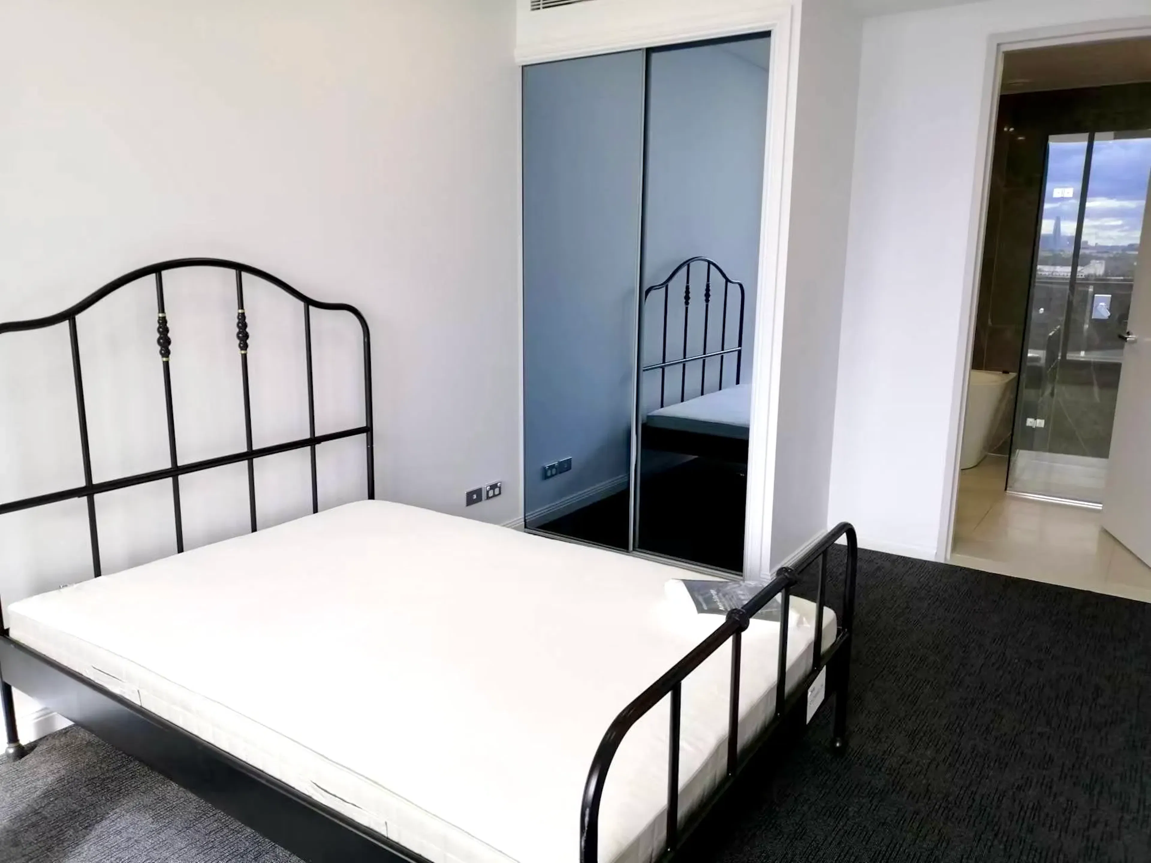2 Bedroom, 2 Bathroom Apartment ROOM 3