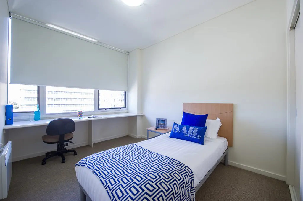 2 Bedroom Large - 3 Beds ROOM 4